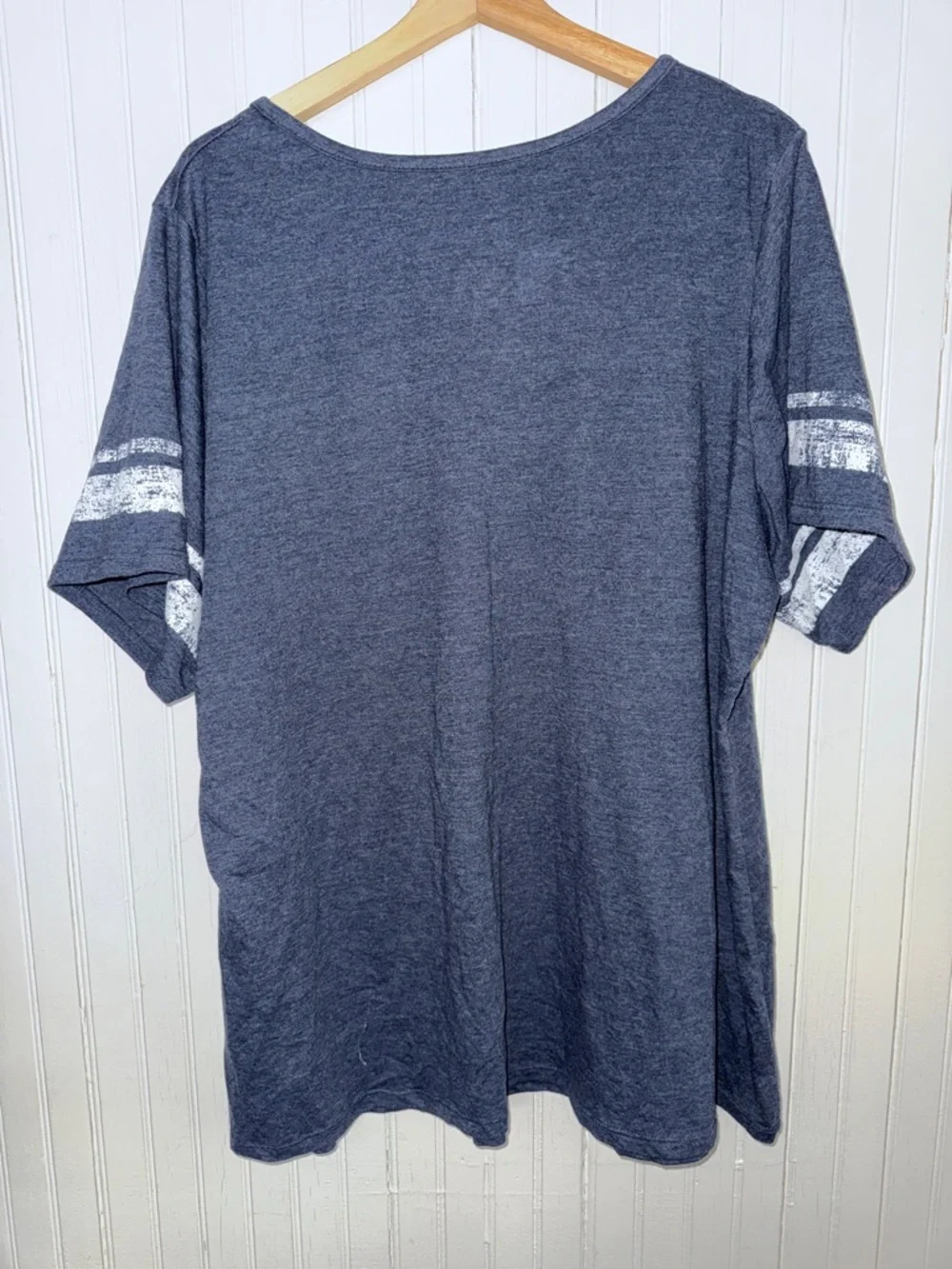 Women's Majestic New York Yankees V-Neck Graphic T-Shirt - Size XL Navy Blue - Picture 4 of 7